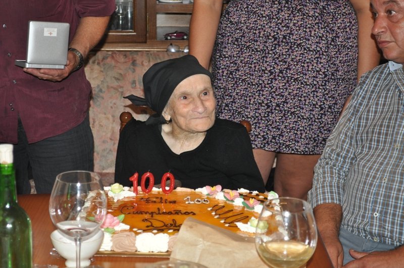 Lola celebró el siglo de vida rodeada de sus hijos y nietos en su parroquia natal de Pazos.