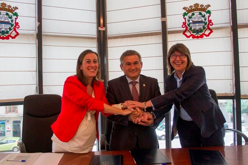 Ethel Vázquez, José Fervenza y Rosa Quintana ayer celebrando la firma del acuerdo.