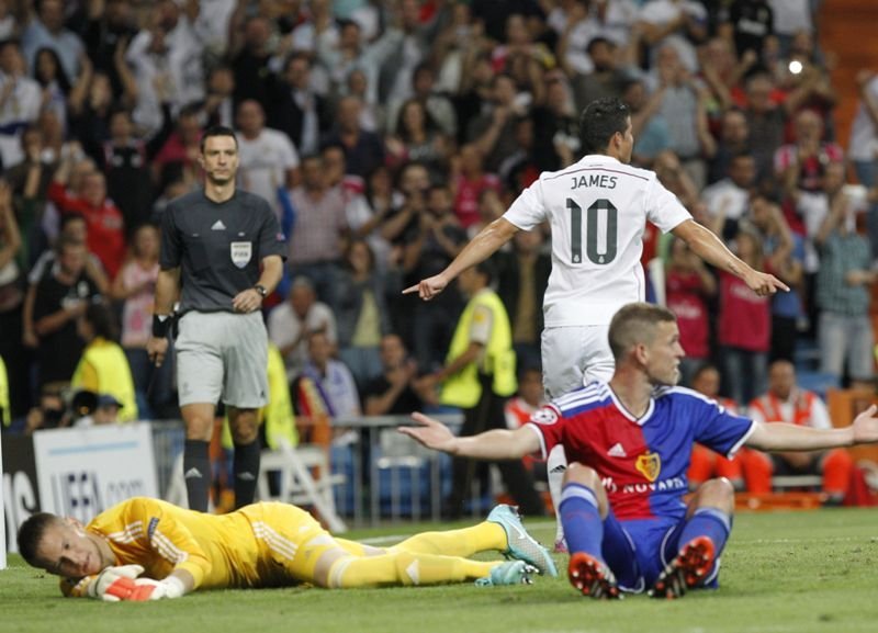 James Rodríguez celebra el cuarto gol del Real Madrid contra el Basilea, ayer en el Santiago Bernabéu.