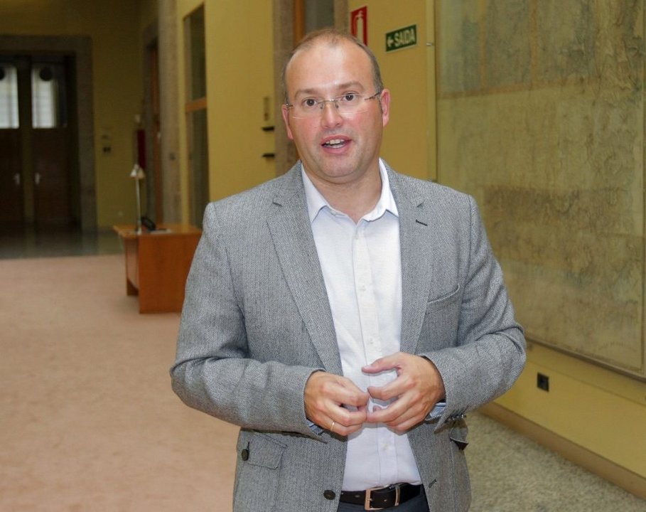 Miguel Tellado, nuevo portavoz del PPdeG, en los pasillos del Parlamento autonómico.
