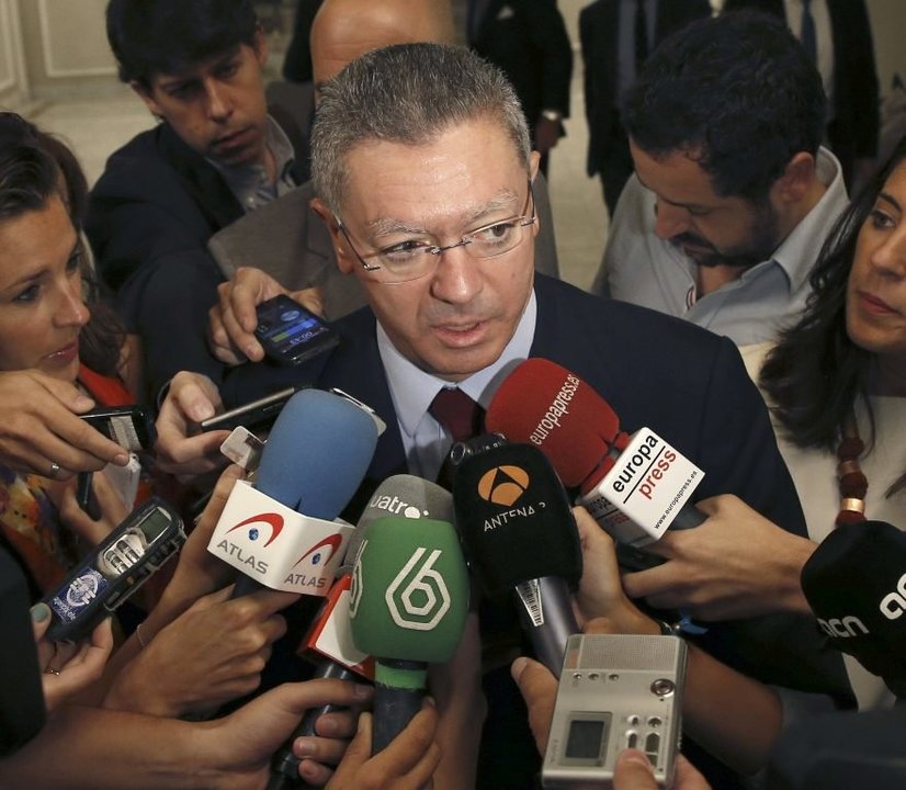 Ruiz-Gallardón, atendiendo a los medios de comunicación.