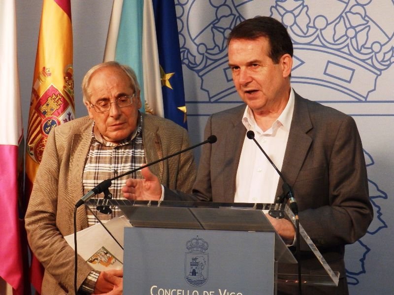El concejal de Cultura, junto con el alcalde de Vigo, ayer en rueda de prensa.