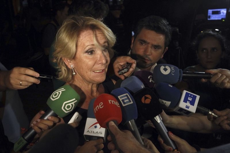 La presidenta del PP de Madrid, Esperanza Aguirre atiende a los medios de comunicación