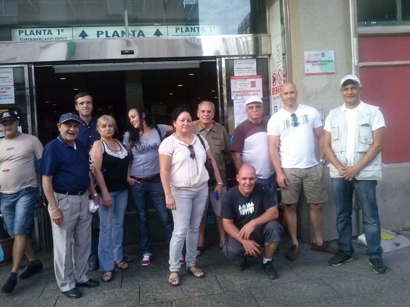Miembros de la nueva asociación "Haydée Santamaría", de cubanos en Vigo.