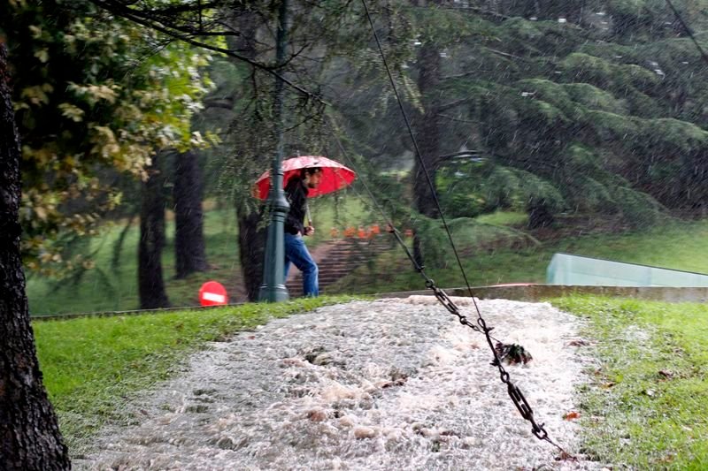Las fuertes precipitaciones crearon una riada en O Castro que caía en cascada a la calzada.