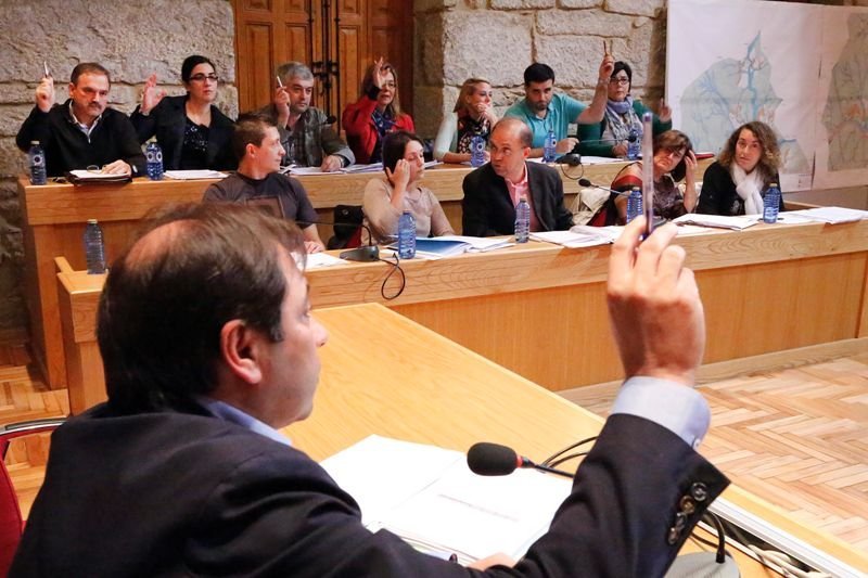 El grupo municipal del PSOE (2ª fila a la derecha) anunció que llevará el caso Ecocelta ante la Fiscalía.