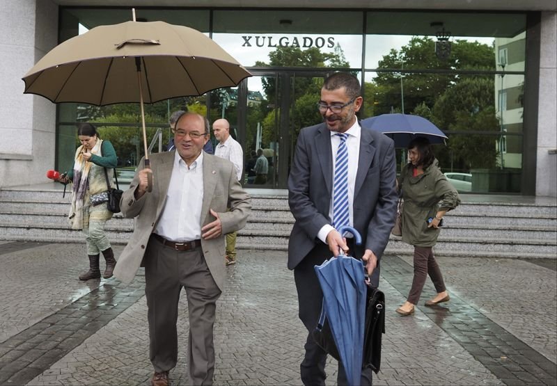 Francisco Fernández Liñares y su abogado tras su comparecencia ante la jueza de la Pokemon.