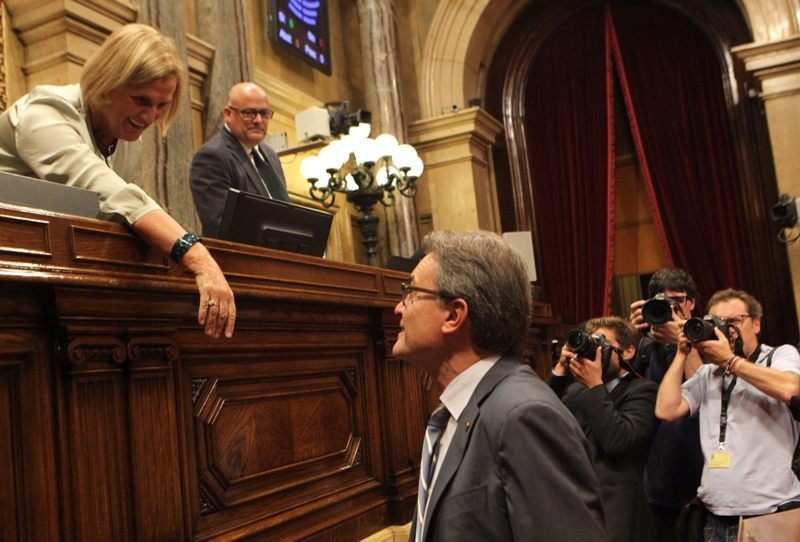 Artur Mas saluda a la presidenta del Parlament, Nuria Gispert.