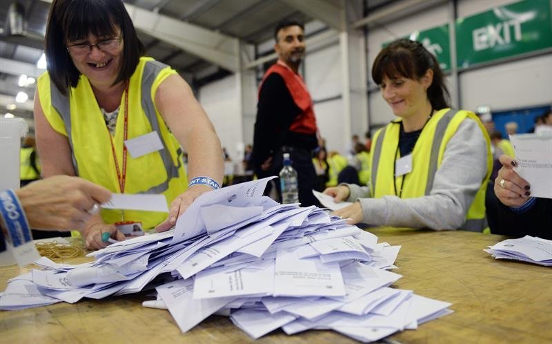Autoridades realizan el conteo de votos del referéndum en el Centro Royal Highland, en Edimburgo, Escocia