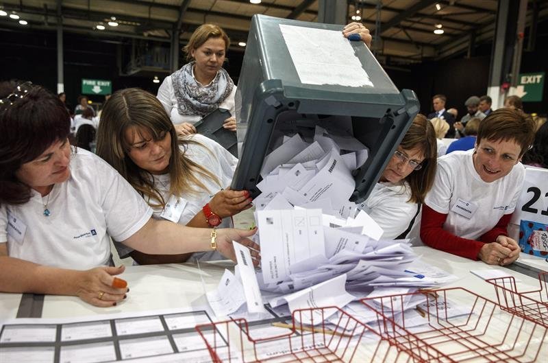 Autoridades realizan el conteo de votos del referéndum en Aberdeen, Escocia