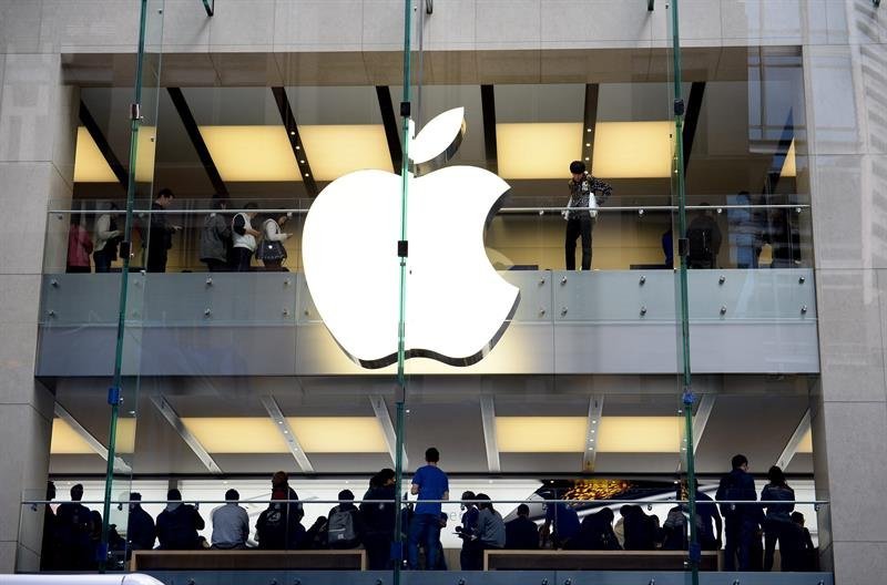 Compradores hacen fila, durante el lanzamiento de los nuevos modelos iPhone6 y iPhone 6 plus en la tienda de Apple