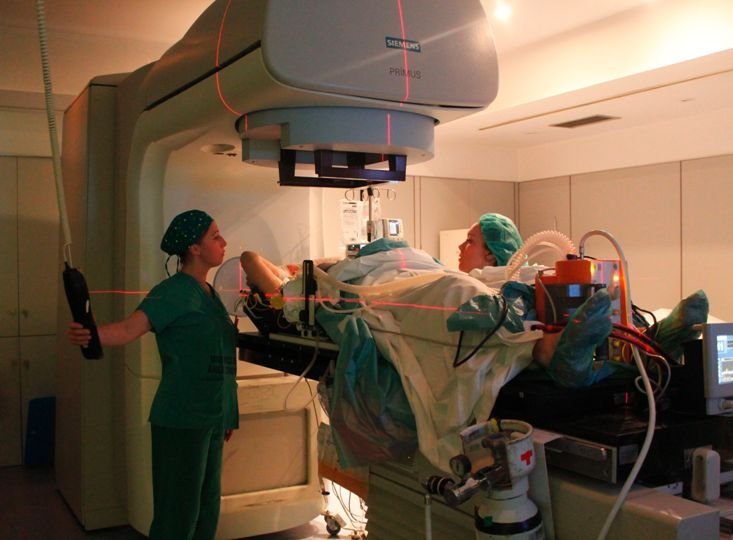La radioterapia se utiliza también en el tratamiento de los tumores.