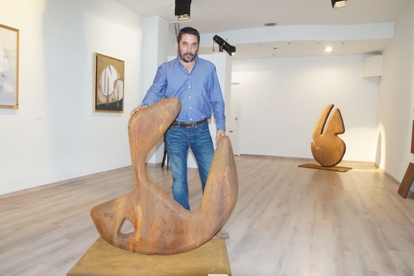 Xulio Lago, con una de sus obras en la sala de exposiciones Plaza Elíptica de Vigo.
