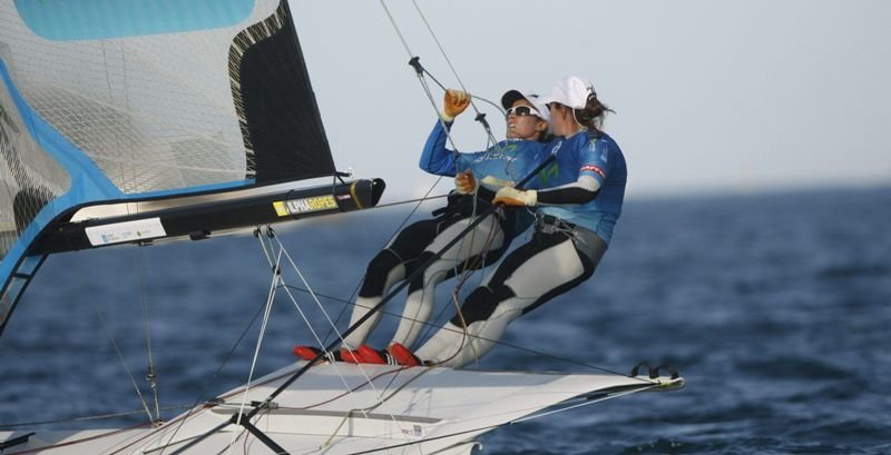 Támara Echegoyen (d) y Berta Betanzos, en plena competición ayer en el Mundial de clases olímpicas.