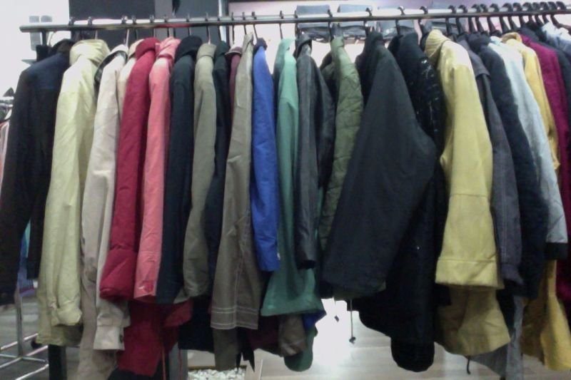 En el ropero social de Pazos de Borbén hay numerosas prendas de abrigo para el mal tiempo que llega.