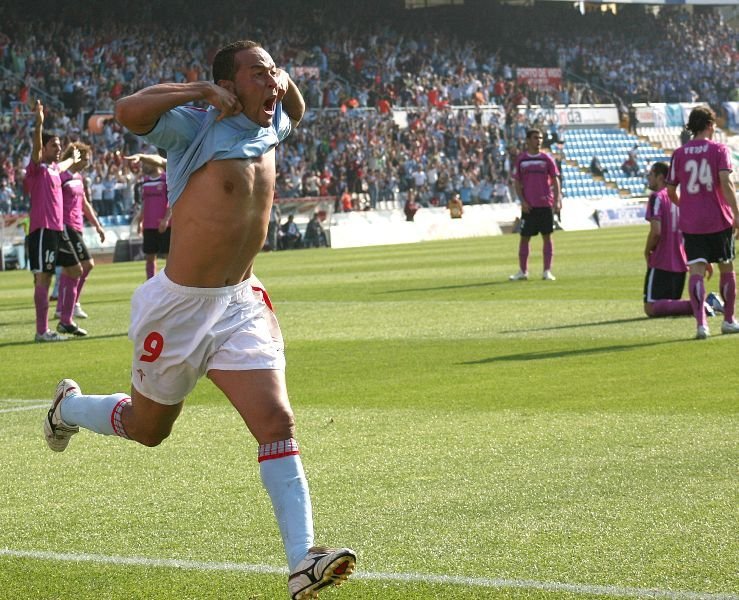 Fernando Baiano celebra el gol con el que el Celta derrotó al Deportivo el 15 de abril de 2007. Pese a esa victoria, el equipo vigués bajó a Segunda.