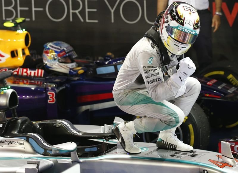 El británico Lewis Hamilton celebra la victoria en Singapur sobre su Mercedes.