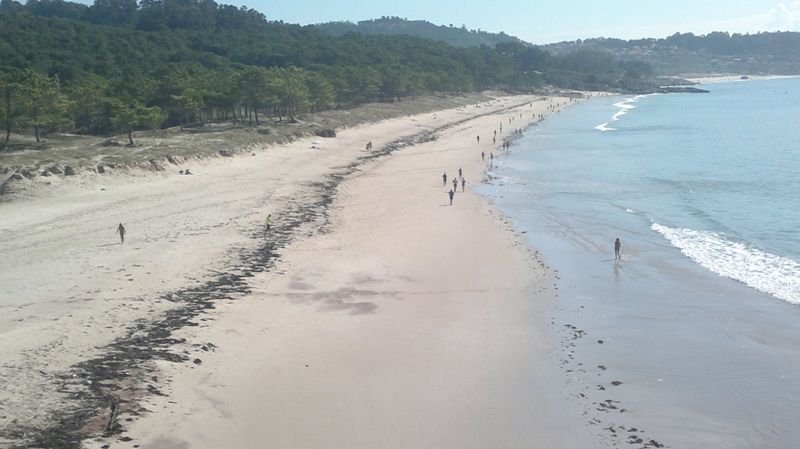 Os atletas cruzan a praia de Barra nun instante da proba de onte. 