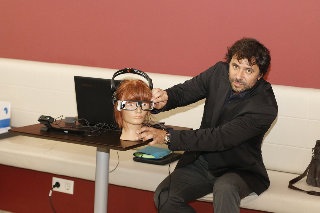 Juan Graña muestra el eye-tracking que se utiliza en neuromarketing.
