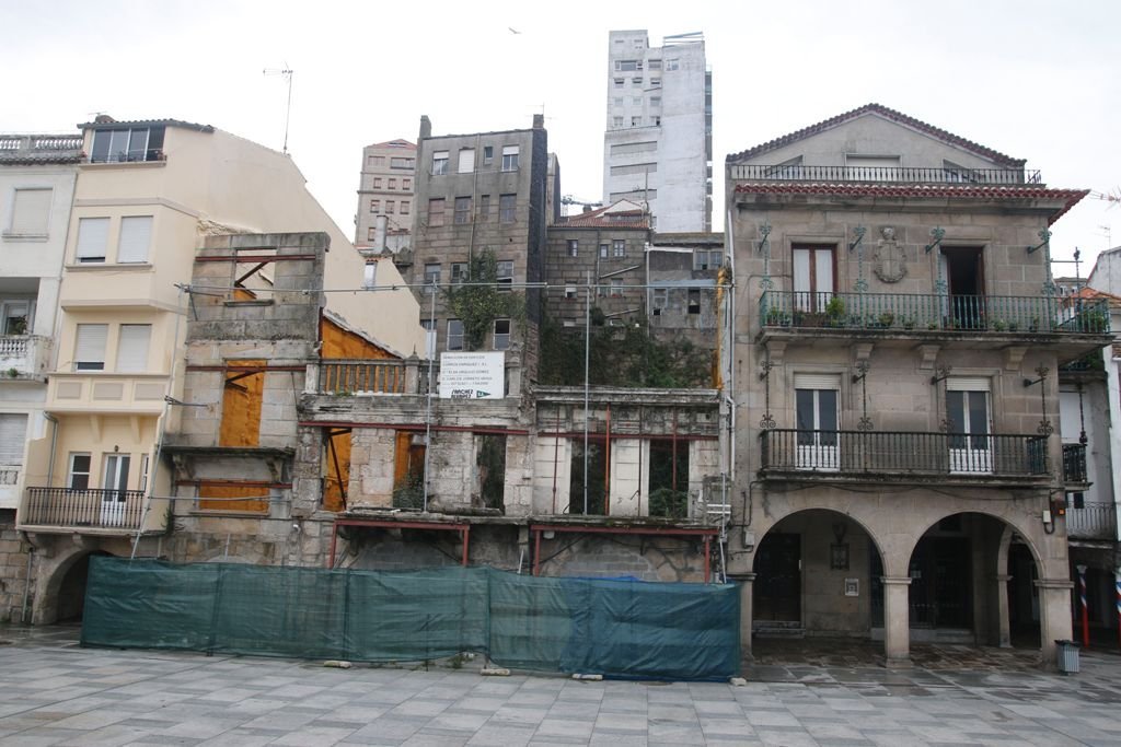 Las obras, en el edificio vallado, permitirán impulsar la rehabilitación de la fachada de O Berbés, la puerta de entrada a Vigo por mar.