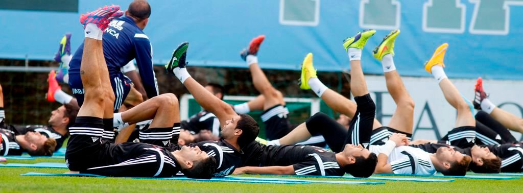 Los futbolistas del Celta realizan ejercicios durante el entrenamiento de ayer en las instalaciones deportivas de A Madroa.