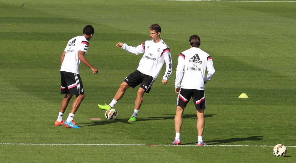 Varane, Cristiano Ronaldo y Bale, en el entrenamiento del Real Madrid ayer en Valdebebas.