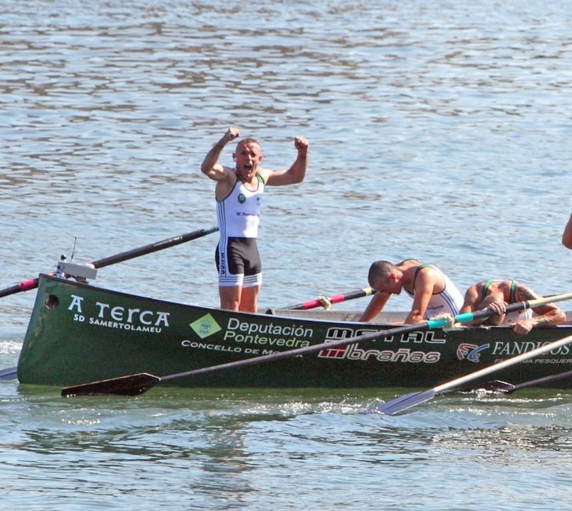 Jacobo Gayo celebra a vitoria e o ascenso do pasado domingo de Samertolameu en augas de Portugalete.
