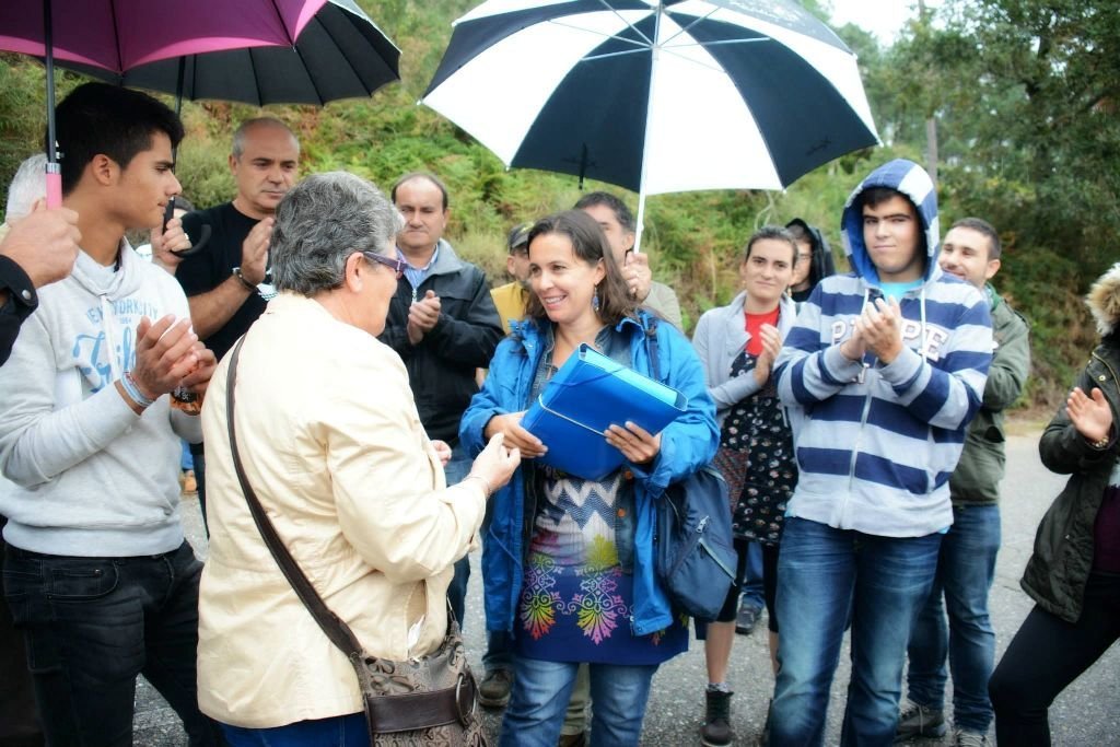 Arbenses afectados por la Línea de Alta Tensión con la eurodiputada nacionalista, Ana Miranda. 