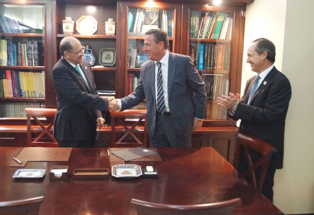 El presidente de la Asociación del Empresariado Celayense, Enrique Jiménez, saluda al presidente del Círculo de Empresarios, Javier Garrido.