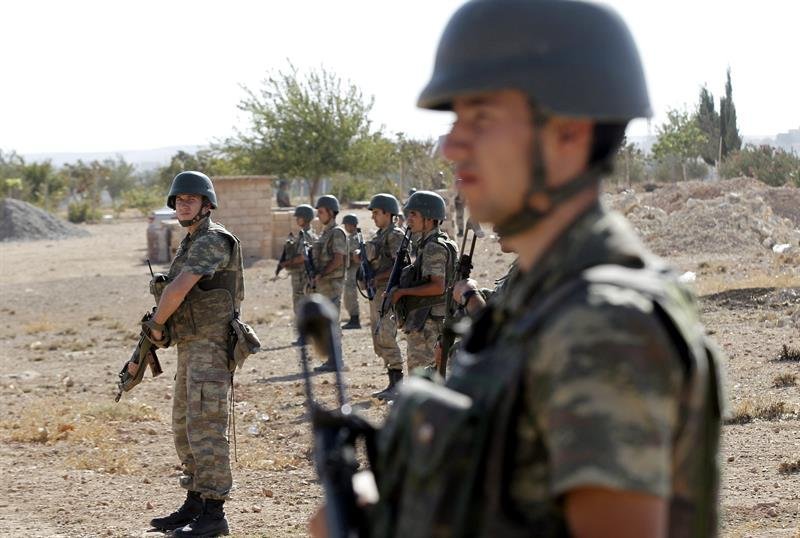 Soldados turcos hacen guardia en la frontera entre Siria y Turquía cerca de Sanliurfa
