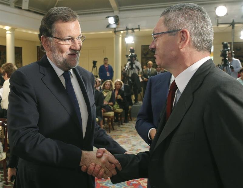 El presidente del Gobierno, Mariano Rajoy, saluda al ministro de Justicia, Alberto Ruiz Gallardón,d