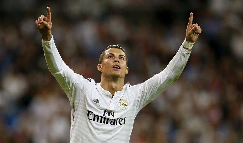 El delantero portugués del Real Madrid Cristiano Ronaldo celebra su segundo gol ante el Elche