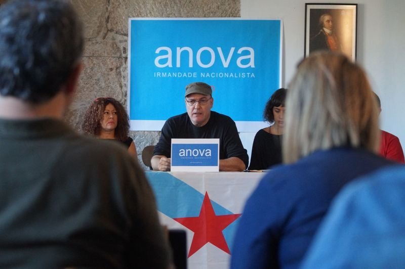 Cid Cabido, portavoz local de Anova, ayer en la rueda de prensa celebrada en Vigo.