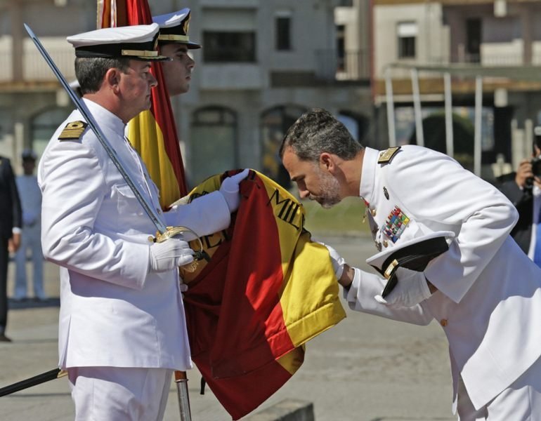 El rey Felipe renueva su juramento a la bandera ayer en la Escuela Naval.