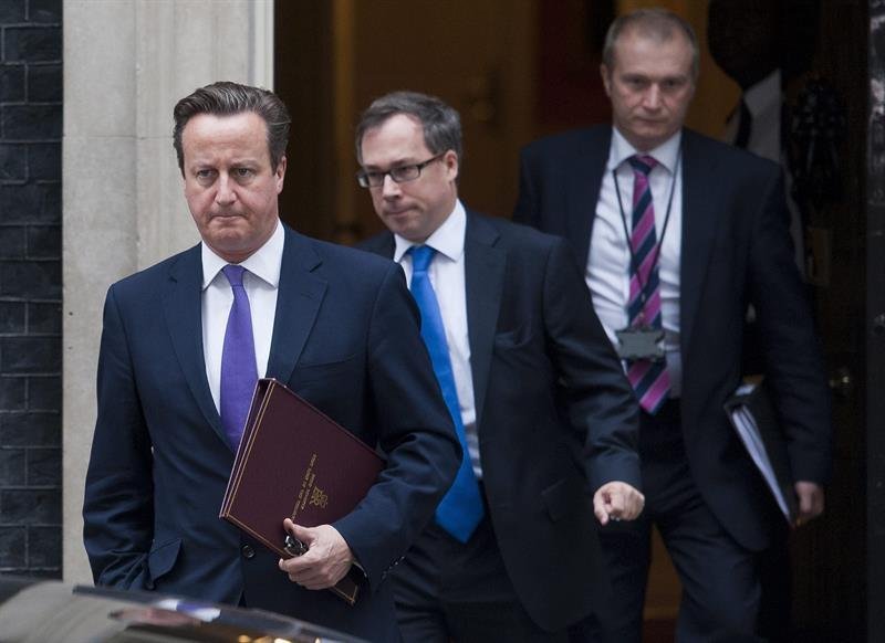 El primer ministro David Cameron abandona el número 10 de Downing Street en Londres.