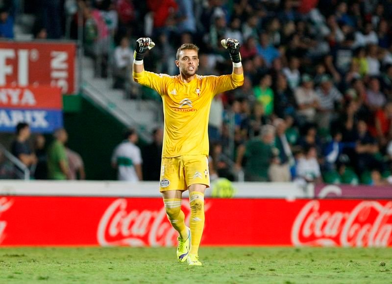 Sergio Álvarez celebra el gol de Nolito contra el Elche, el sábado en el Martínez Valero.