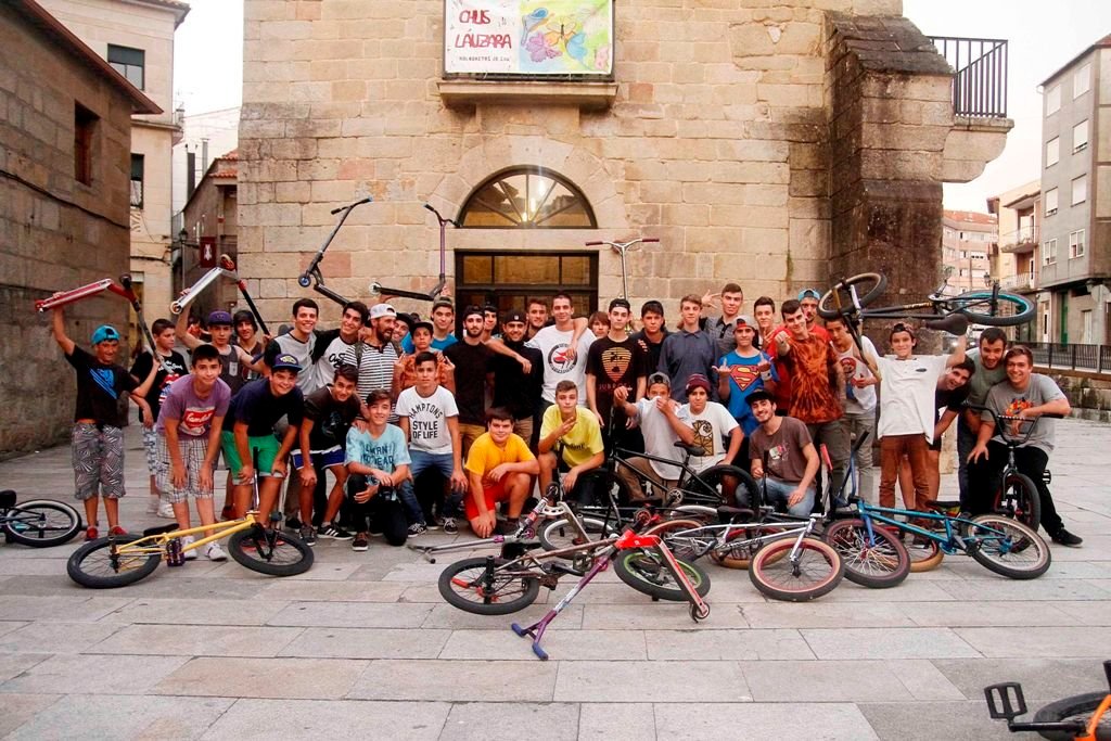 Los jóvenes, ante la Casa da Torre, emblemático lugar de Redondela, donde pidieron un espacio adecuado para su deporte favorito.