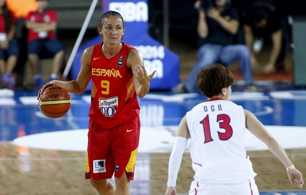 Laia Palau sube el balón en el primer partido de la selección española en el Mundial.