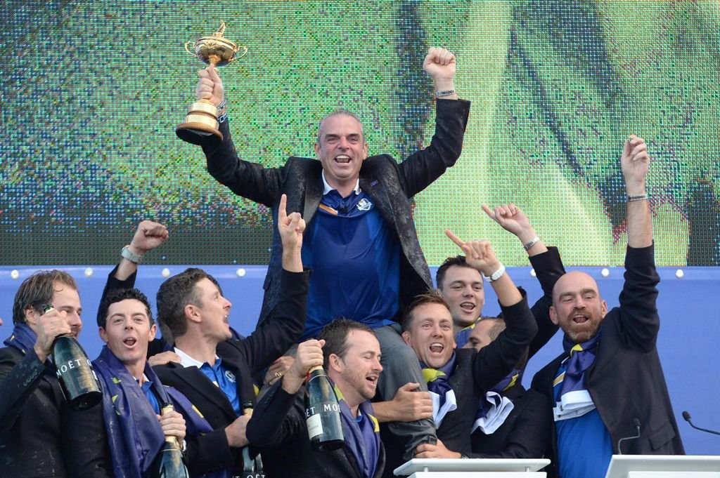 Los jugadores europeos, con el capitán Paul McGinley a hombros, celebran su tercera victoria consecutiva sobre Estados Unidos en la Ryder Cup.