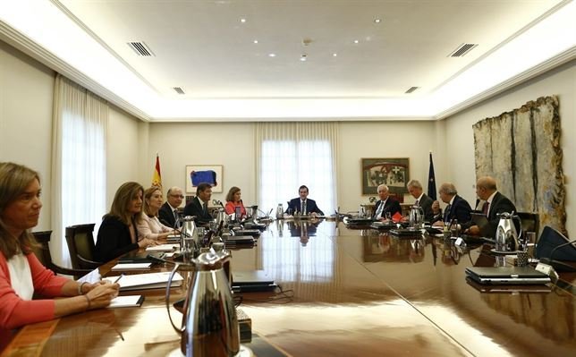 El Consejo de Ministros ha aprobado sendos recursos de inconstitucionalidad contra la ley de consultas catalana y contra el decreto de convocatoria de la consulta del 9 de noviembre.