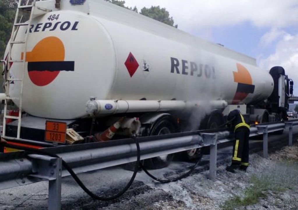 El camión accidentado en la autovía en dirección hacia Ourense, atendido por los bomberos de Ponteareas.