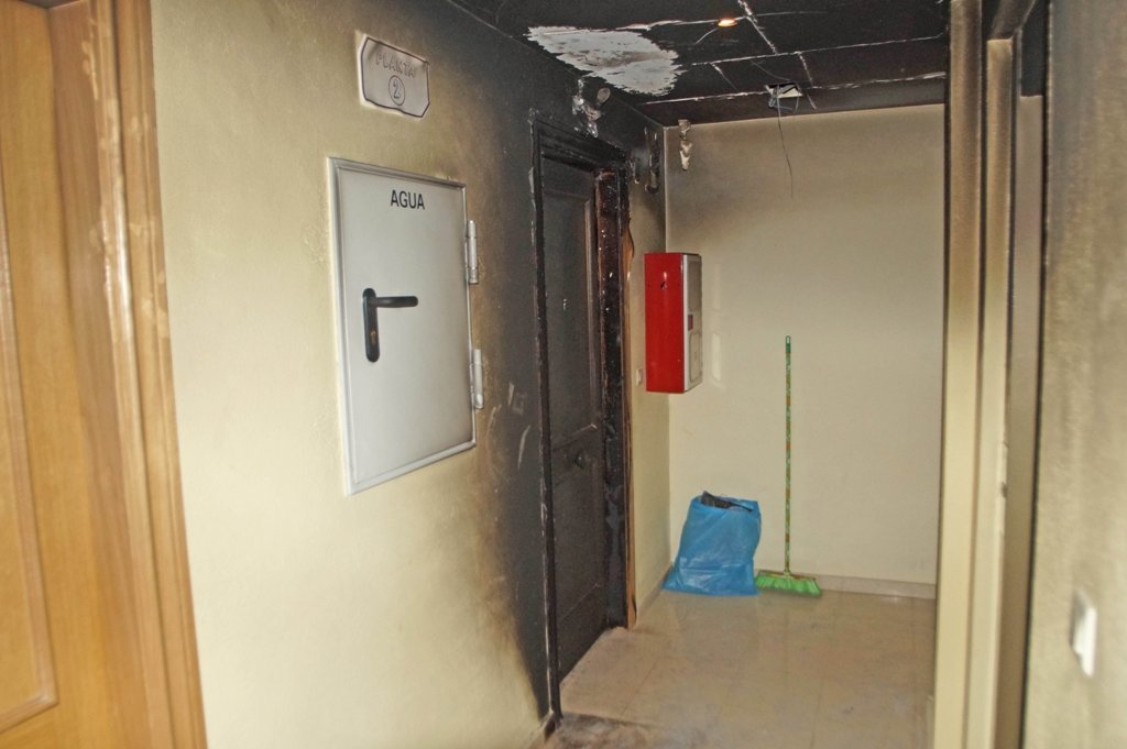 La puerta de la vivienda sufrió importantes daños por las llamas.