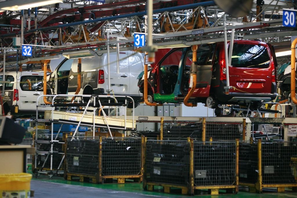 La factoría viguesa puja con la planta de PSA en Eslovaquia por un nuevo vehículo que se adjudicará en unos meses. 