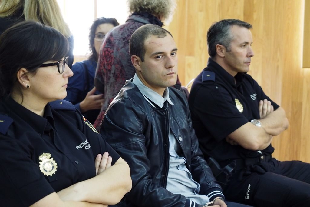 Brais Lozano (c), único imputado por el crimen de Xermade, durante el juicio que comenzó ayer en Lugo. 