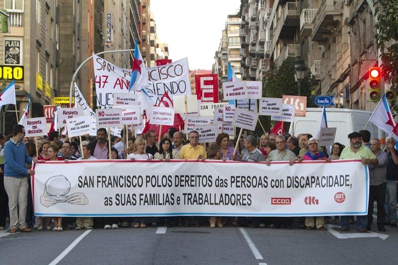 Más de un millar de personas han salido a la calle en Vigo para manifestarse contra el posible traslado de 74 discapacitados intelectuales