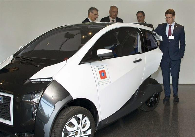 El presidente de la Xunta de Galicia, Alberto Núñez Feijoo, (d) y el conselleiro de Economía Francisco Conde (i) junto a directivos de PSA Peugeot Citroen en París