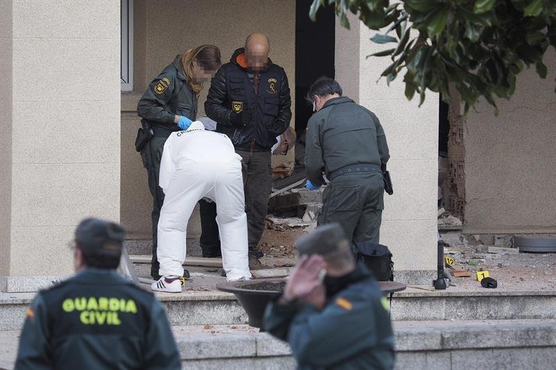 Expertos de la Comandancia de la Guardia Civil de Lugo y especialistas en Desactivación de Explosivos de A Coruña trabajan para determinar el origen de un artefacto explosivo