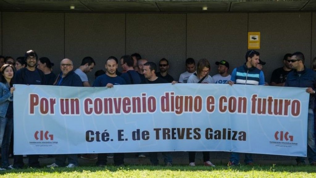 Protesta de los trabajadores de Trèves, ayer ante la Xunta en Pontevedra. 