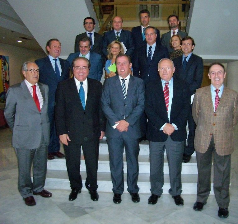 Escotet, segundo por la izquierda, entre Pérez Nieto y Garrido, con la directiva del Círculo.