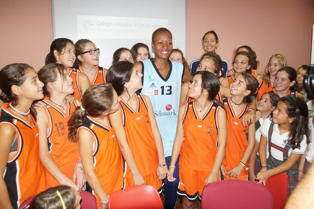 Alumnas del Colegio Miralba-Hijas de Jesús posan con la nueva jugadora del Celta Selmark, Minata Keita.